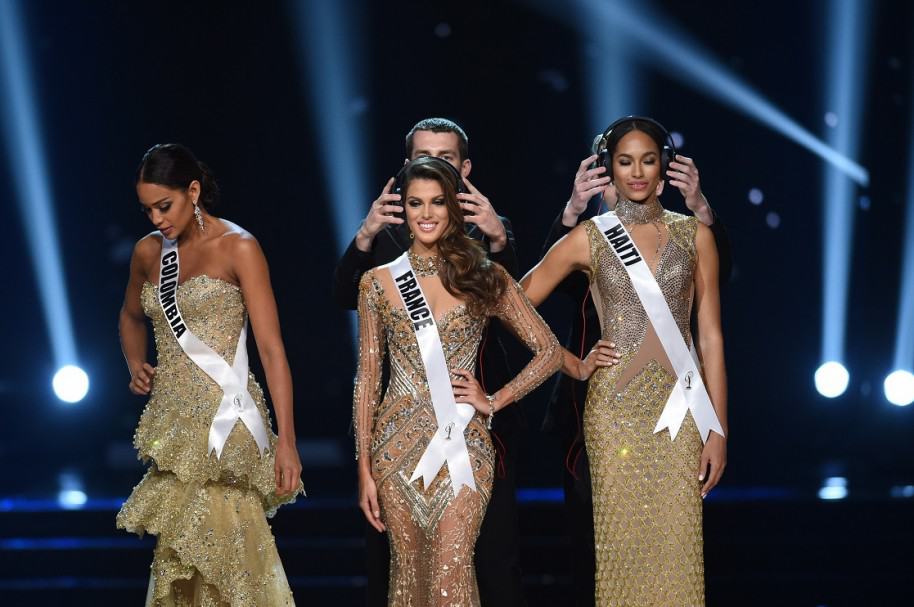 Andrea Tovar y Raquel Pellisier, Señorita Colombia y Señorita Haiti, junto a la Miss Universo 2017, la francesa a Iris Mittenaere (centro).