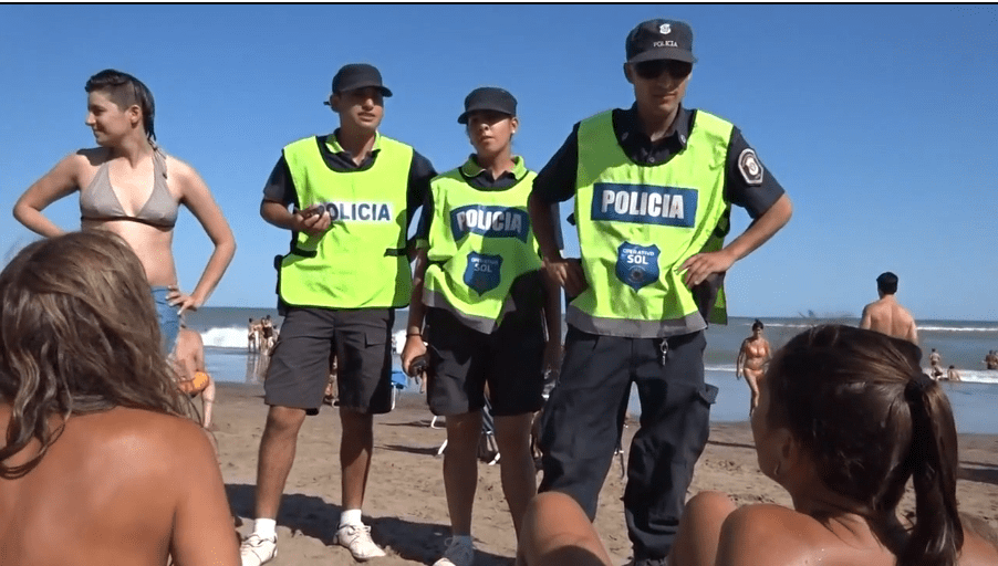 Escándalo por mujeres hacen Topless en playa de Argentina