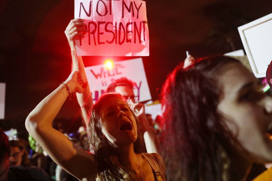 Manifestantes protestan contra Donald Trump en su residencia en Palm Beach