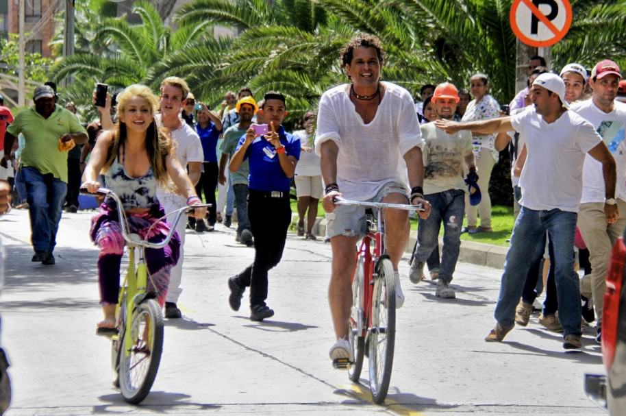 Shakira y Carlos Vives grabando video de 'La bicicleta'.