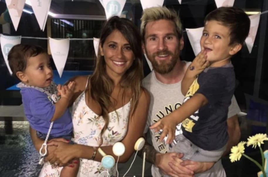 Lionel Messi, Antonella Roccuzzo y sus hijos, Thiago y Mateo. Pulzo.com