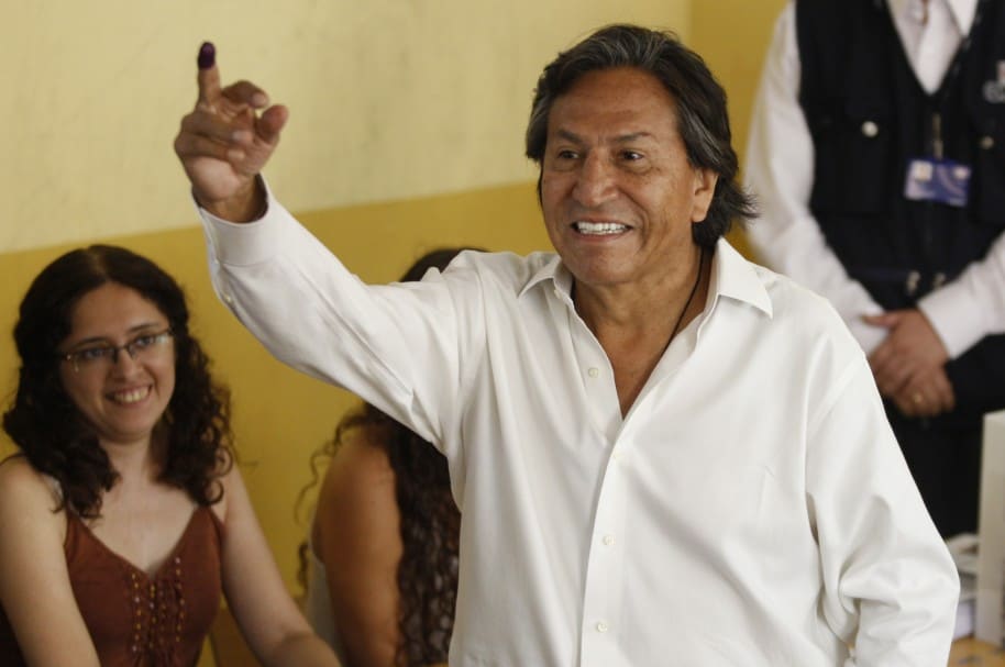 Alejandro Toledo vota durante las elecciones presidenciales en Perú