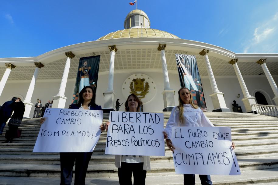 (I-D) La alcaldesa de San Cristobal, Patricia de Ceballos, Mitzy Capriles de Ledezma, y Lilian Tintori.