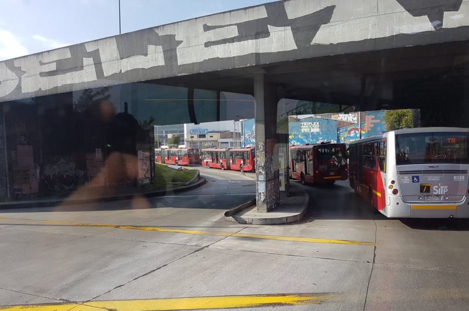 Transmilenio colapsó en la calle 80