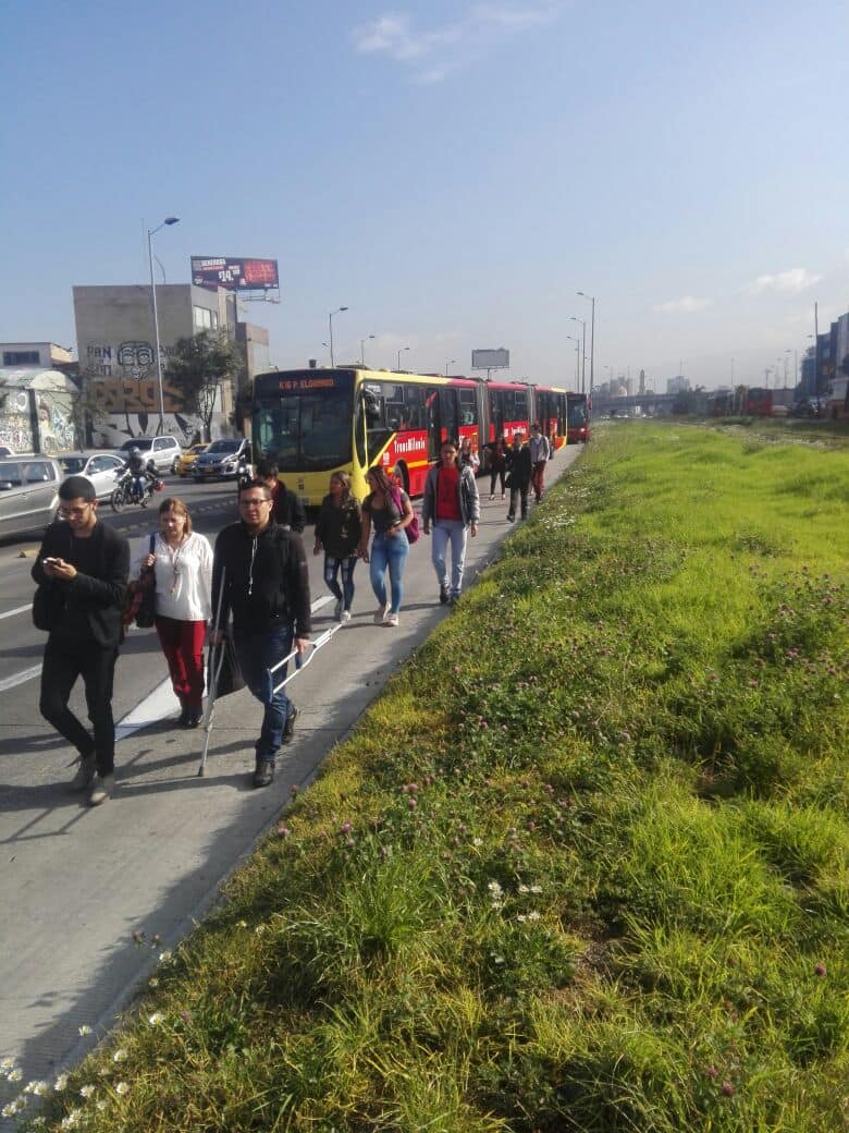 Pasajeros de Transmilenio se bajan de los buses Pasajeros de Transmilenio se bajan de los buses