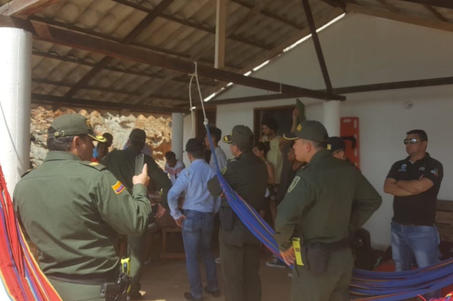 Momento en que la policía recibe la denuncia del atraco.