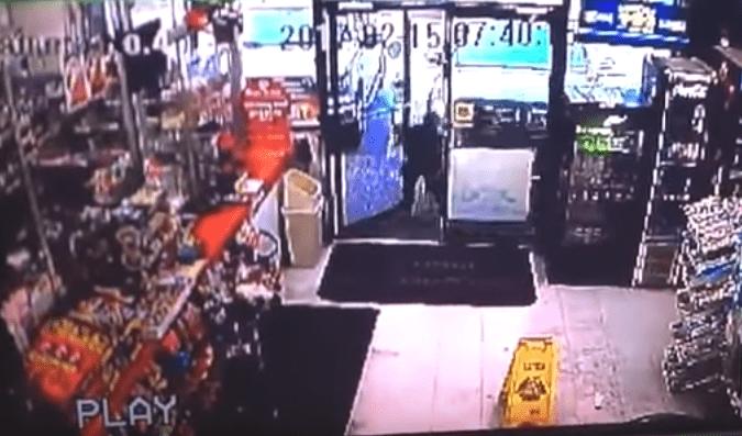 Camioneta sin conductor arrolla a niño que entraba a una tienda. Pulzo.com
