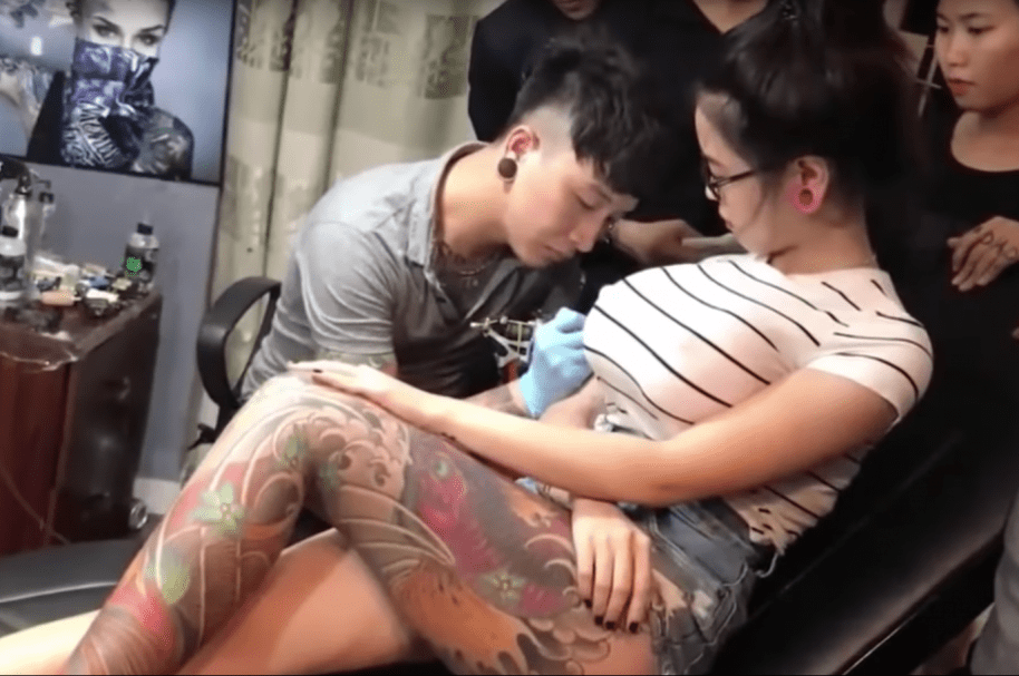 Tatuador en China. Pulzo.com.