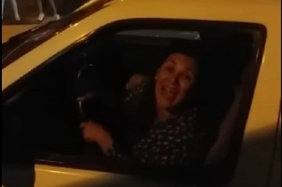 Mujer insulta a conductor