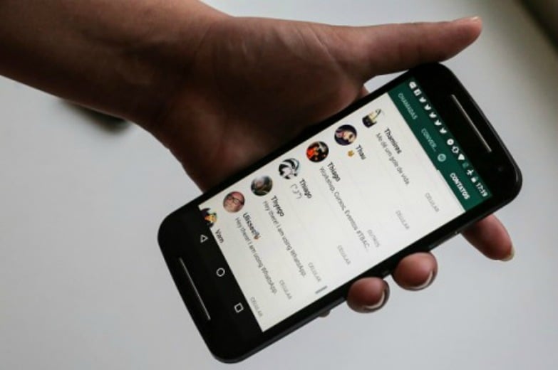 Mujer utilizando WhatsApp. Pulzo.com