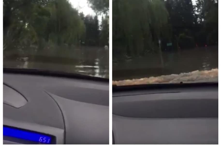 Carro se moviliza por calle inundada en Buenos Aires, Argentina. Pulzo.com