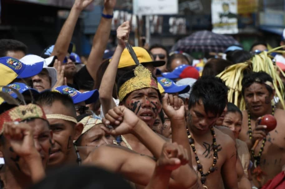 Indígenas venezolanos protestan contra Nicolás Maduro.