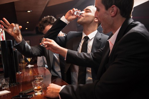 Hombres en un bar