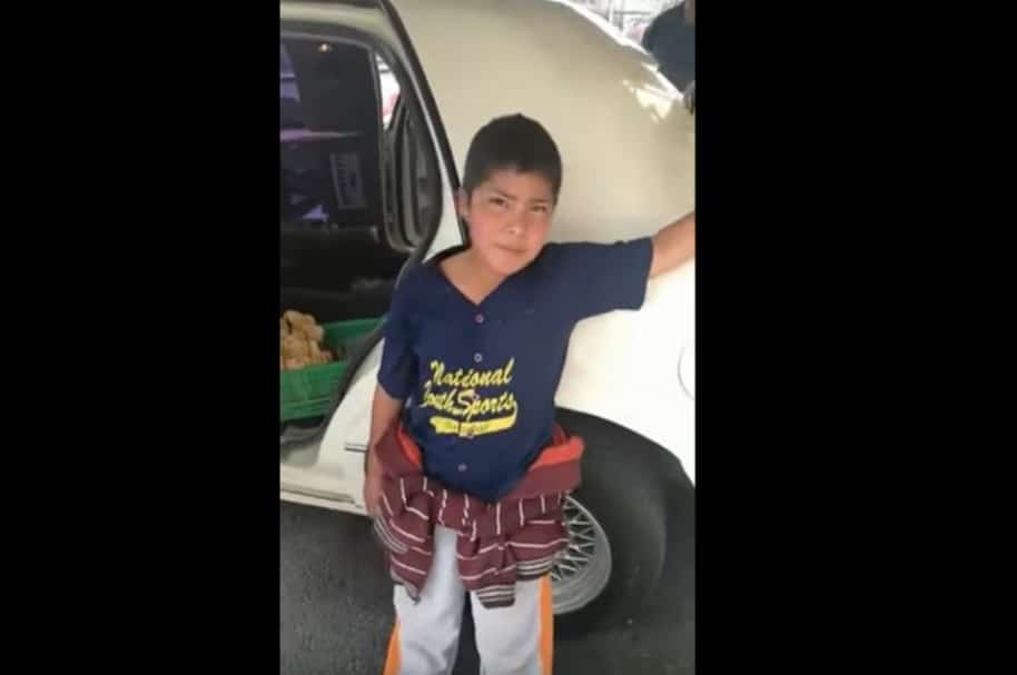 Niño pide un paseo por limusina, en México.