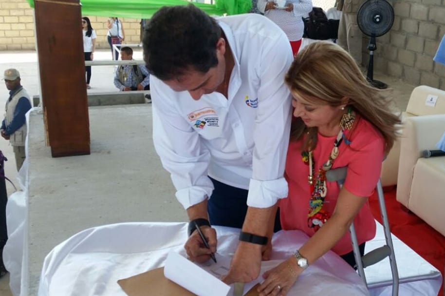 Primera piedra y firma contrato de 300 viviendas gratis en Sabanalarga