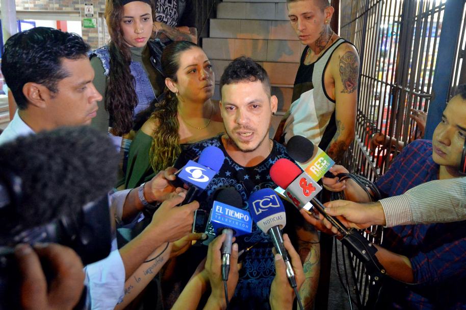 Juan José Herrera (c), hijo de Ismael Enrique Arciniegas, el colombiano ejecutado en China.