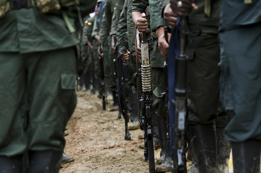 Guerrilleros de las Farc armados.
