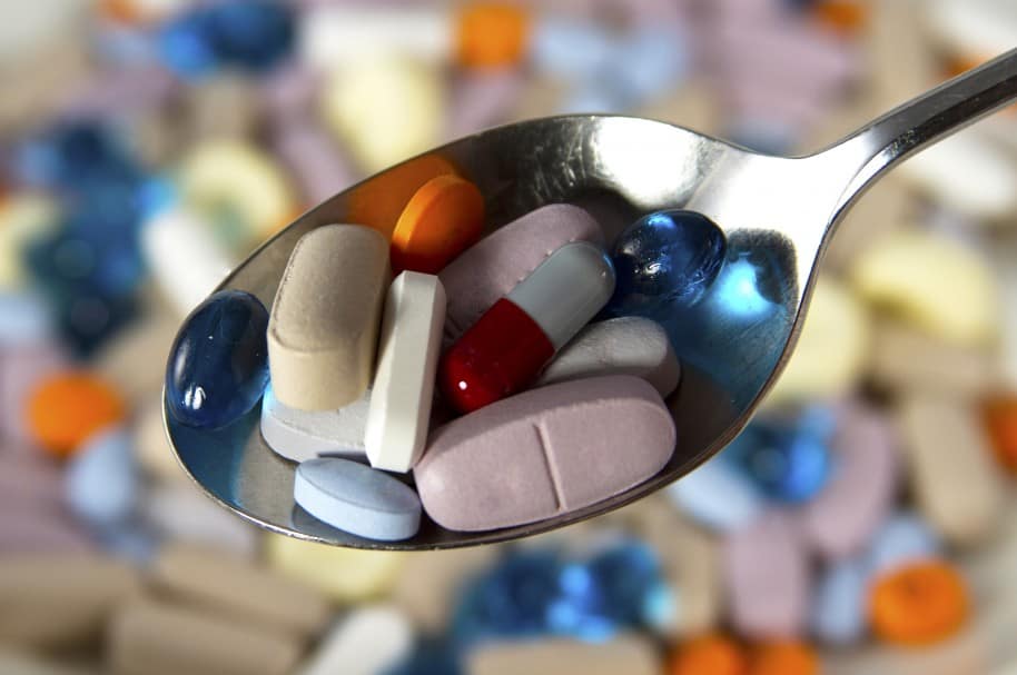 Medicamentos aleatorios en una cuchara