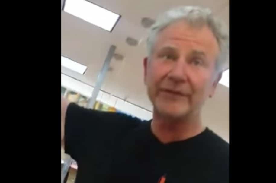 Cliente de Wallmart insulta a extranjeros.