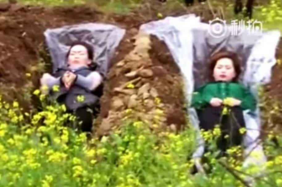 Mujeres chinas en tumbas falsas.
