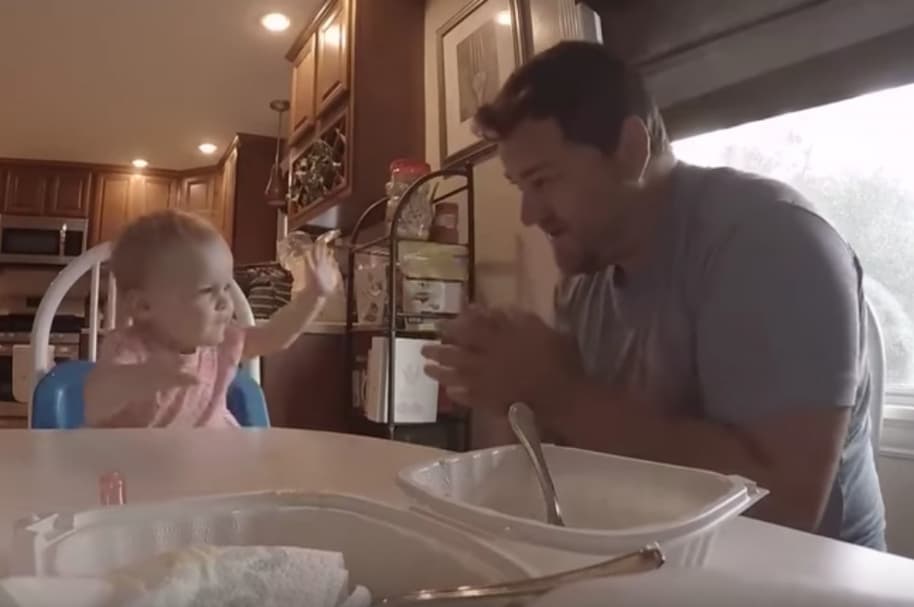Padre sordo le canta a su bebé.