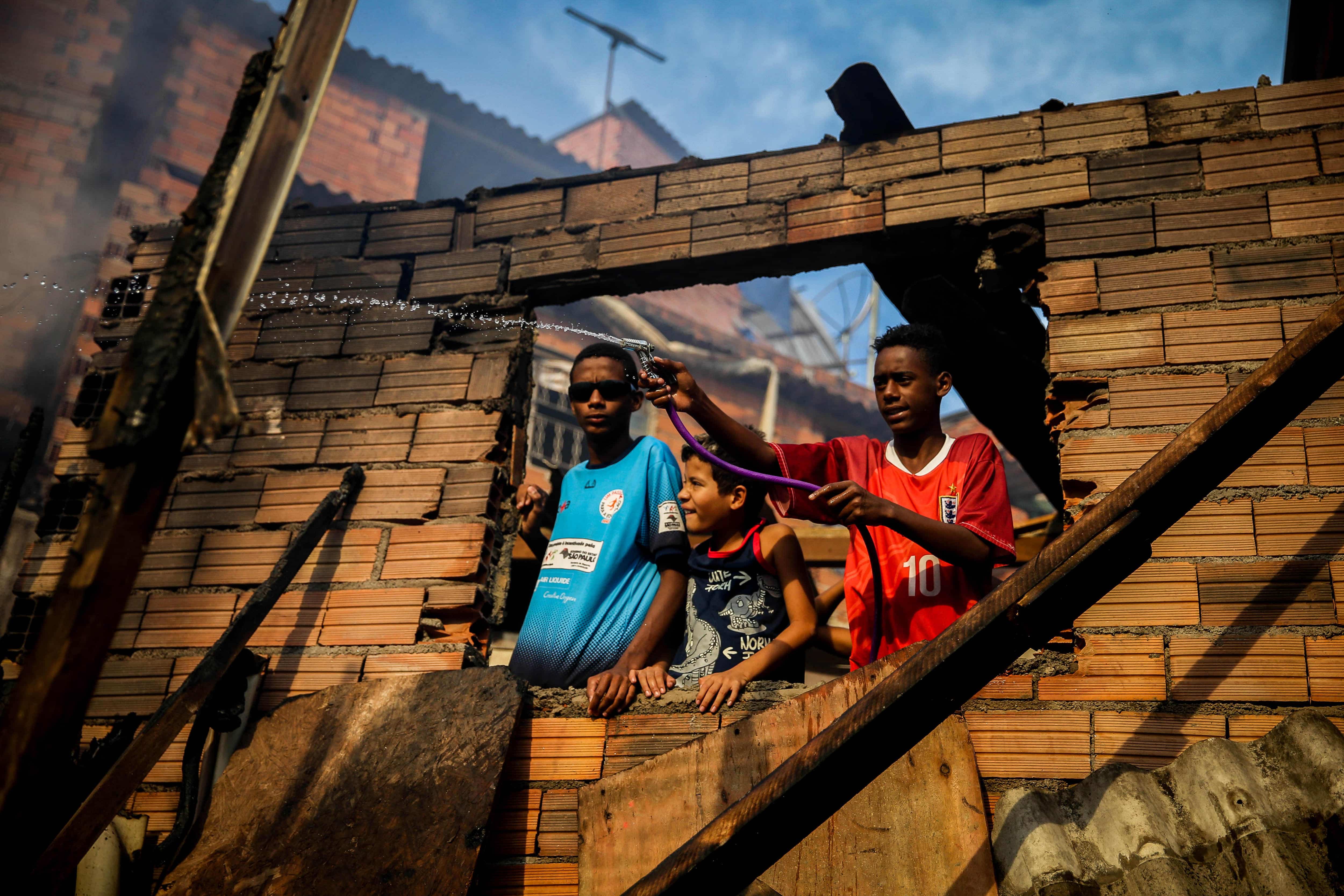 INCENDIO DESTRUYE MEDIO CENTENAR DE VIVIENDAS EN SAO PAULO INCENDIO DESTRUYE MEDIO CENTENAR DE VIVIENDAS EN SAO PAULO