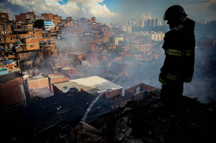 INCENDIO DESTRUYE MEDIO CENTENAR DE VIVIENDAS EN SAO PAULO
