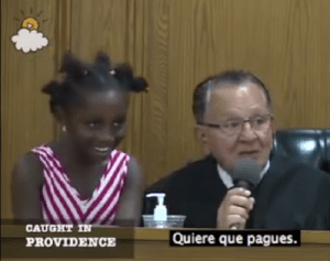 Niña y juez Niña y juez