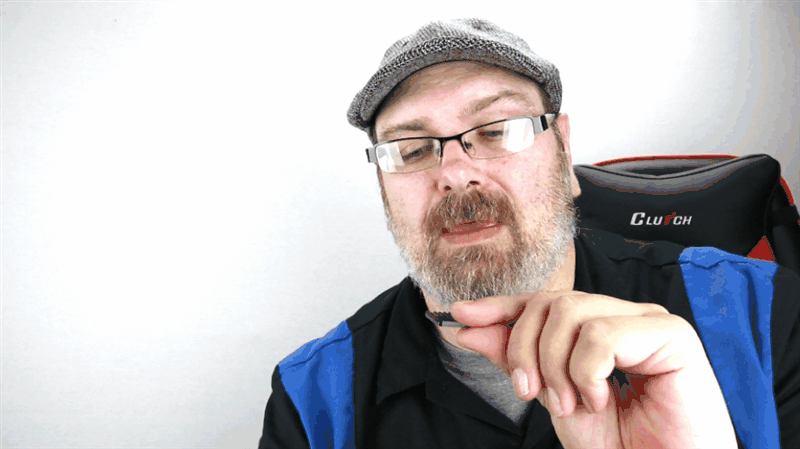 Mike Fahey 'prueba' un cartucho de Nintendo Switch Mike Fahey 'prueba' un cartucho de Nintendo Switch