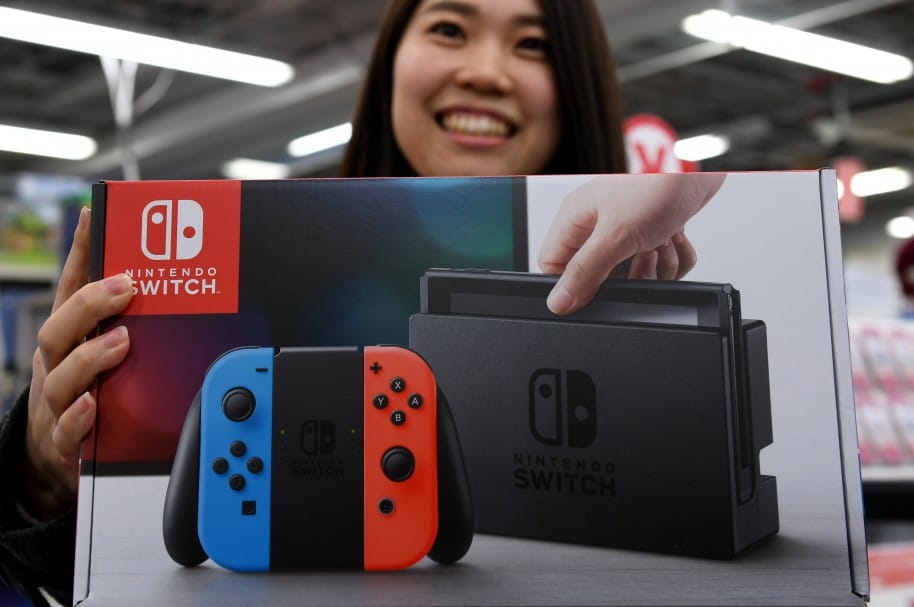 Nao Imoto, de 31 años, posa con su nuevo Nintendo Switch, en Japón