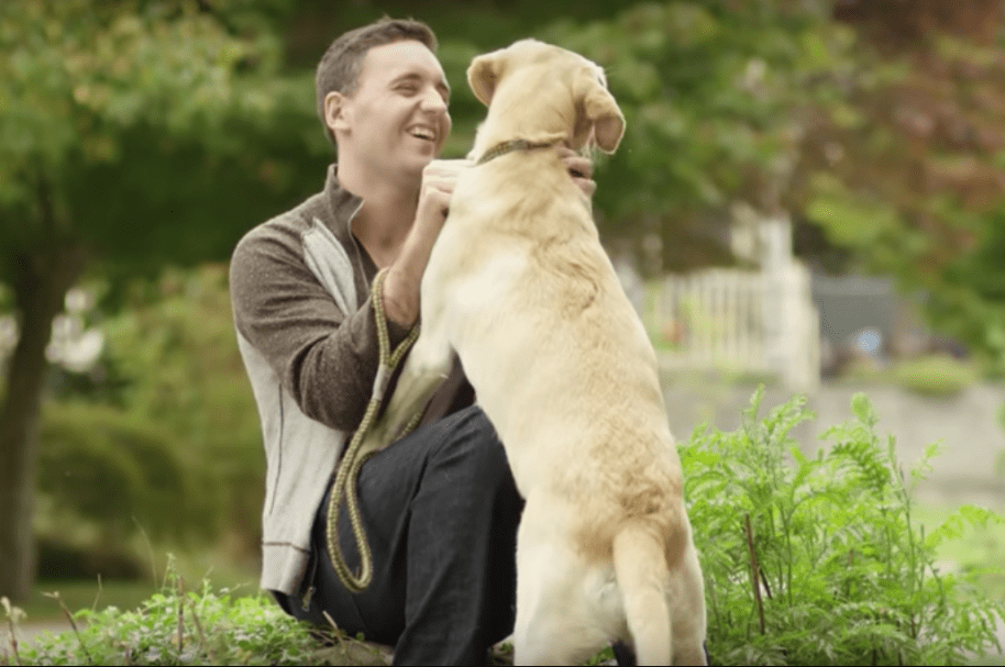 Dueño con su perro. Pulzo.com