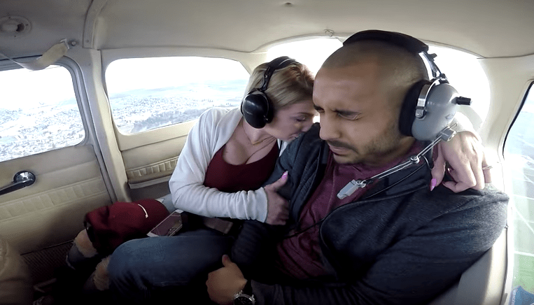 Propuesta de matrimonio en una avioneta. Pulzo.com