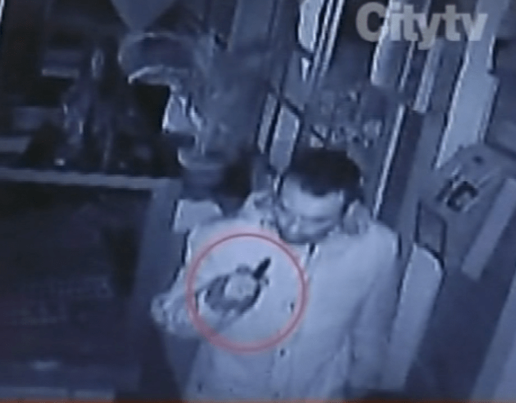 Presunto agresor con un puñal en la mano Presunto agresor con un puñal en la mano