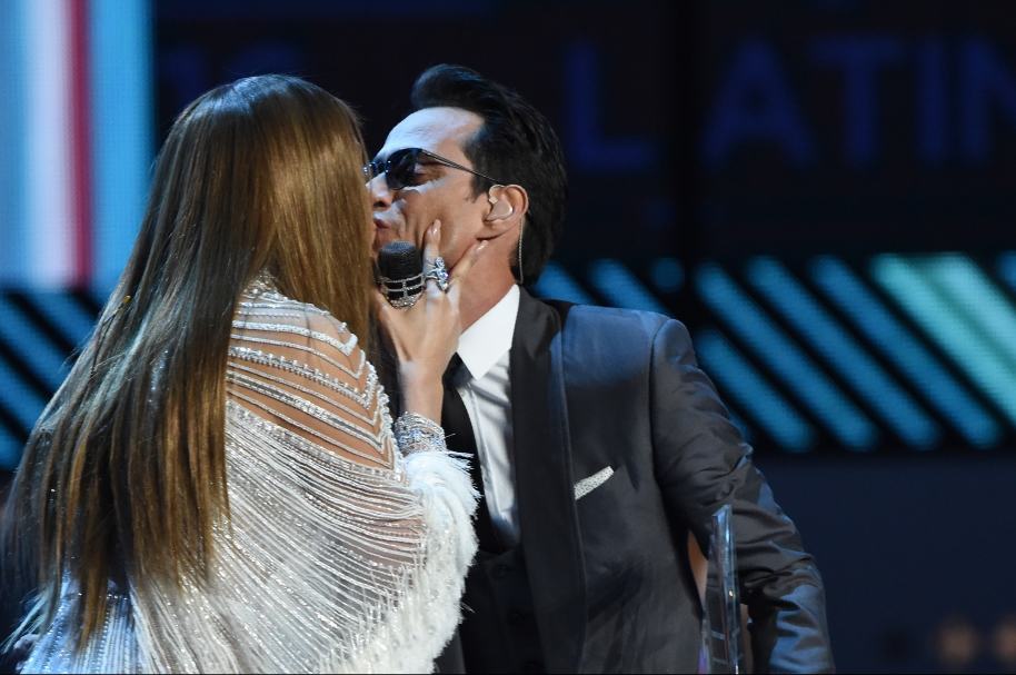 Beso de Marc Antony y Jeniffer López en la gala de los Grammy Latinos