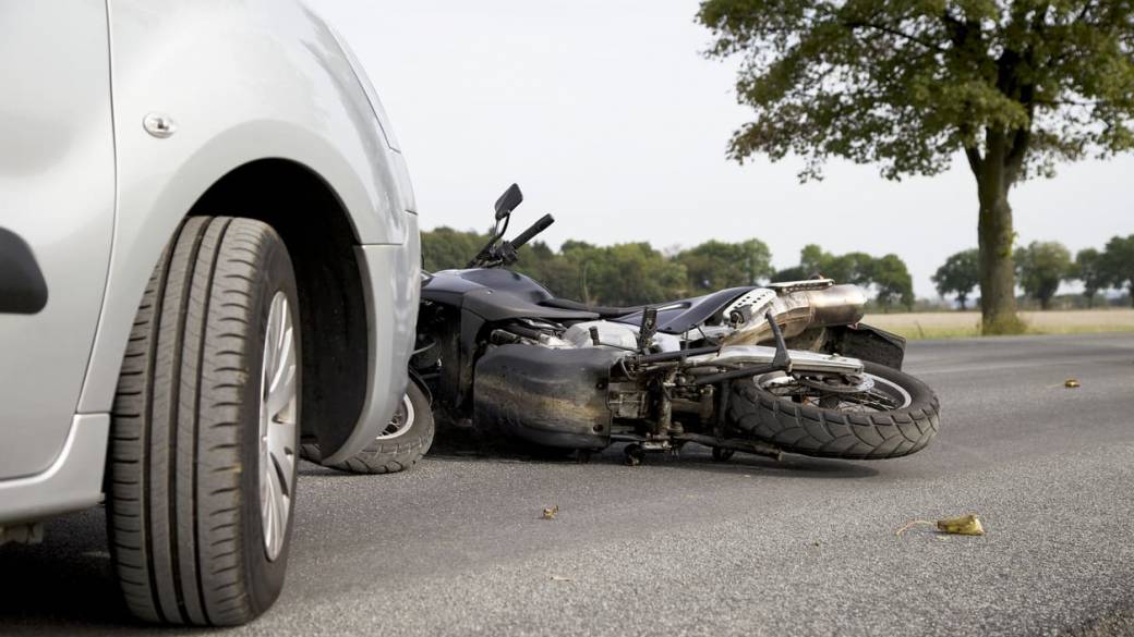 Camioneta estrella a una motocicleta.