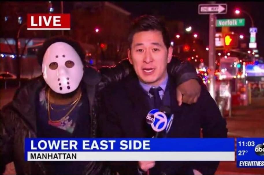 CeFaan Kim, reportero atacado durante transmisión.
