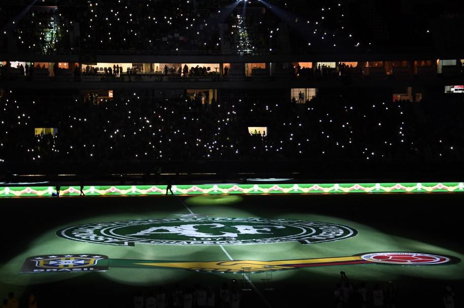 Escudo de Chapecoense en el estadio Engenhão