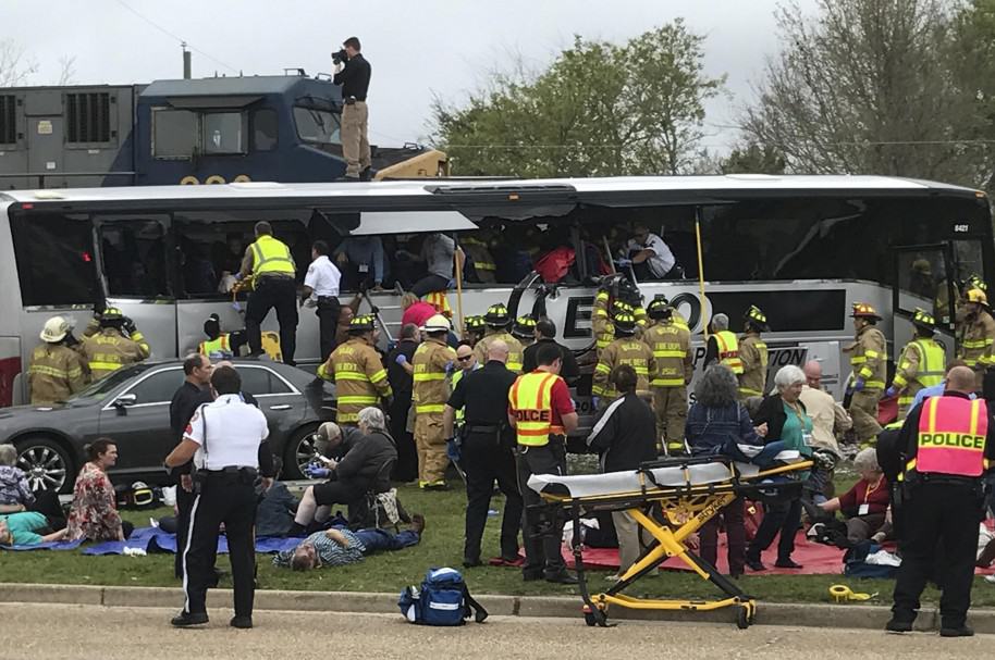 Choque de tren y autobús causa heridos y muertos