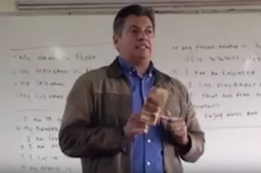 Profesor insulta a mujeres.