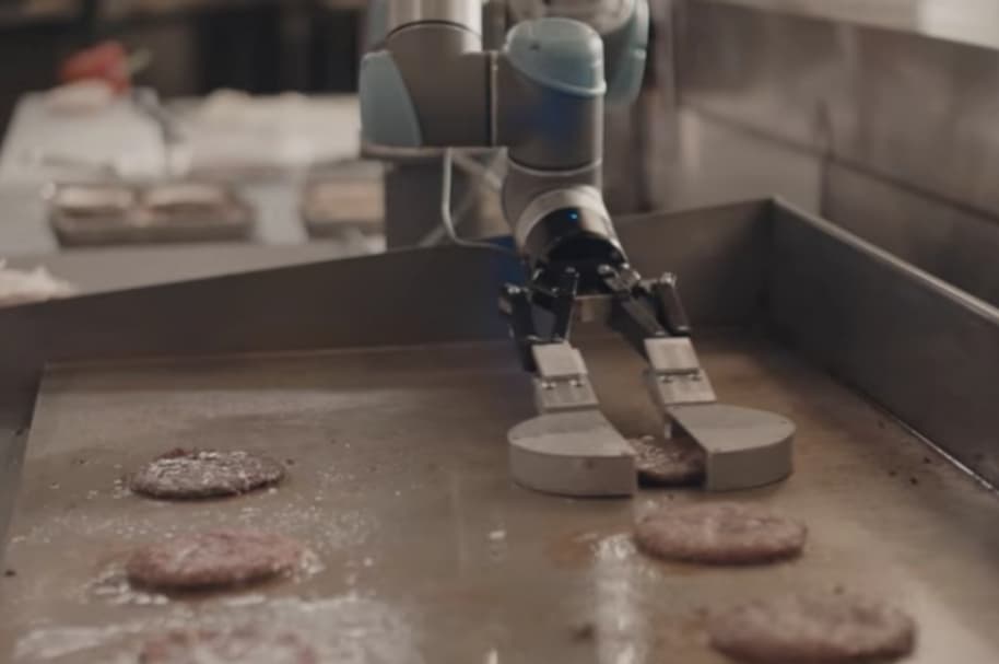 Robot prepara hamburguesas.