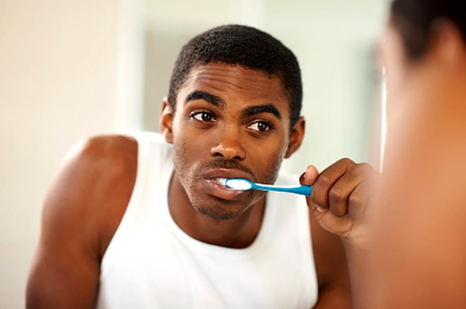 Cepillar los dientes