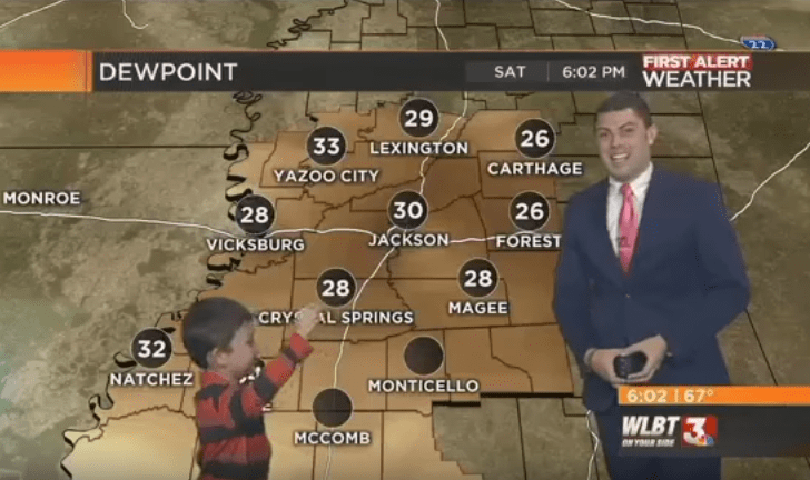 Niño se habría tirado pedo frente a presentador del clima. Pulzo.com