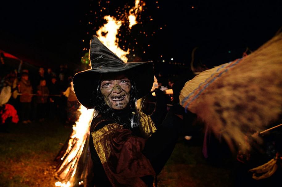 Mujer disfrazada de bruja. Pulzo.com