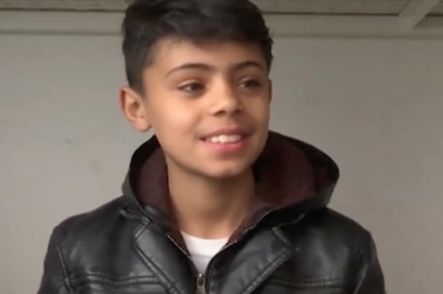 Niño pinta en campo de refugiados.