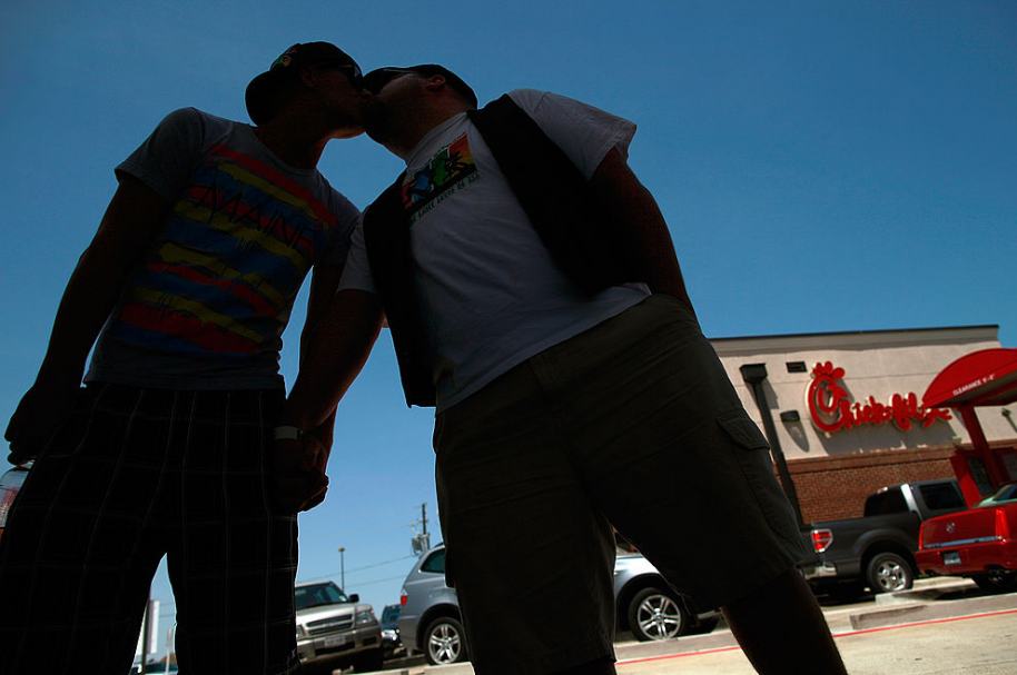 Beso gay. Pulzo.com