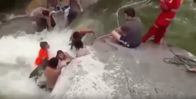 Rescate de mujer en río Nus, en Cisneros, Antioquia. Pulzo.com