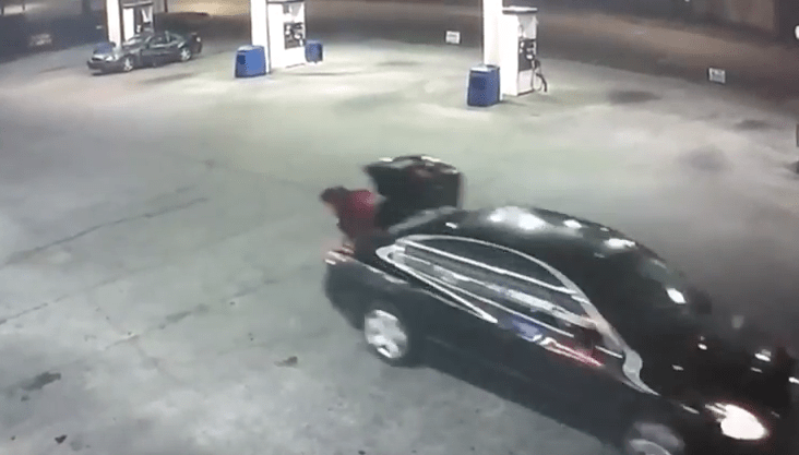 Mujer secuestrada escapa lanzándose de baúl de carro. Pulzo.com