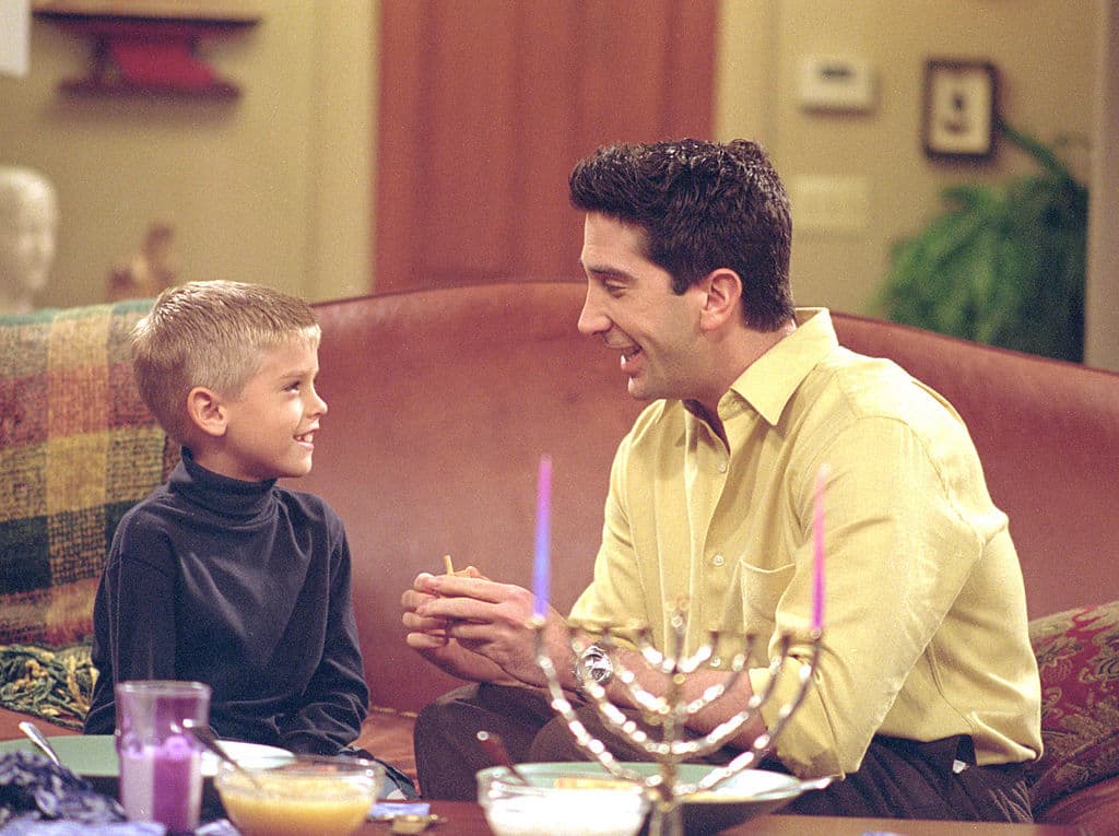 Cole Sprouse y David Schwimmer como Ben y Ross en 'Friends'. Pulzo.com Cole Sprouse y David Schwimmer como Ben y Ross en 'Friends'. Pulzo.com