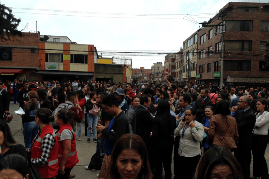 Personas evacuadas de Dorado Plaza