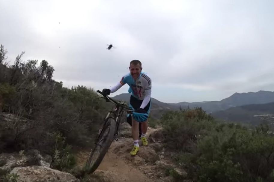Ciclistas huyen tras ataque de abejas.